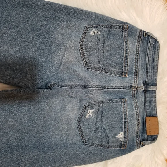 AMERICAN EAGLE Mom Jeans Comfort Stretch Waistband Light Blue Wash Size 00R. - Picture 6 of 17